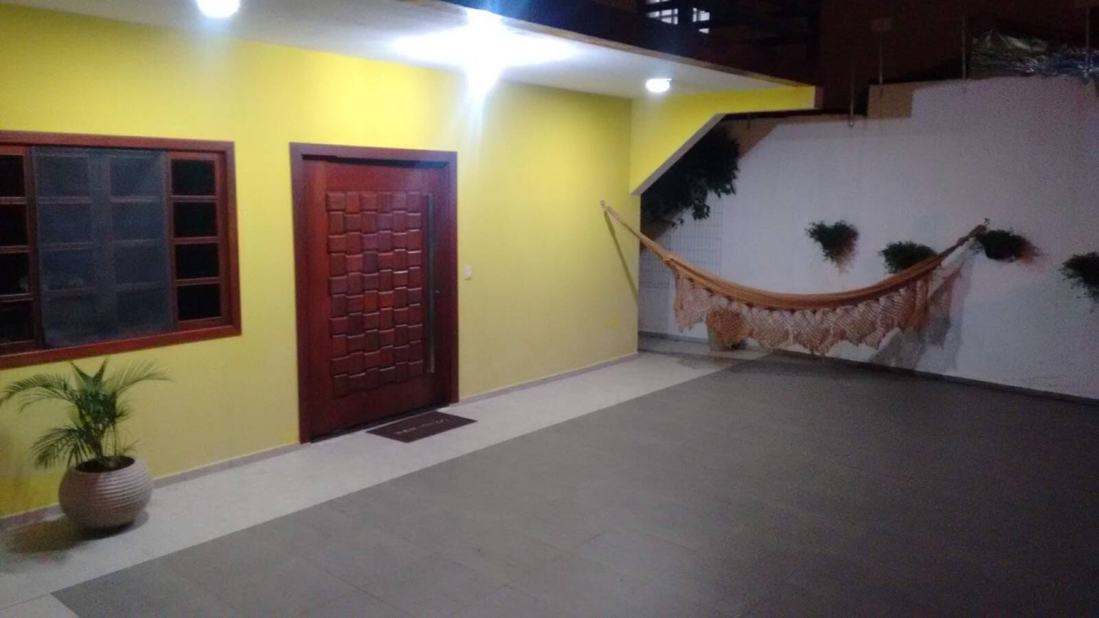 Sobrado a venda no Itaguá. Com 03 dormitórios, 03 vagas de garagem.