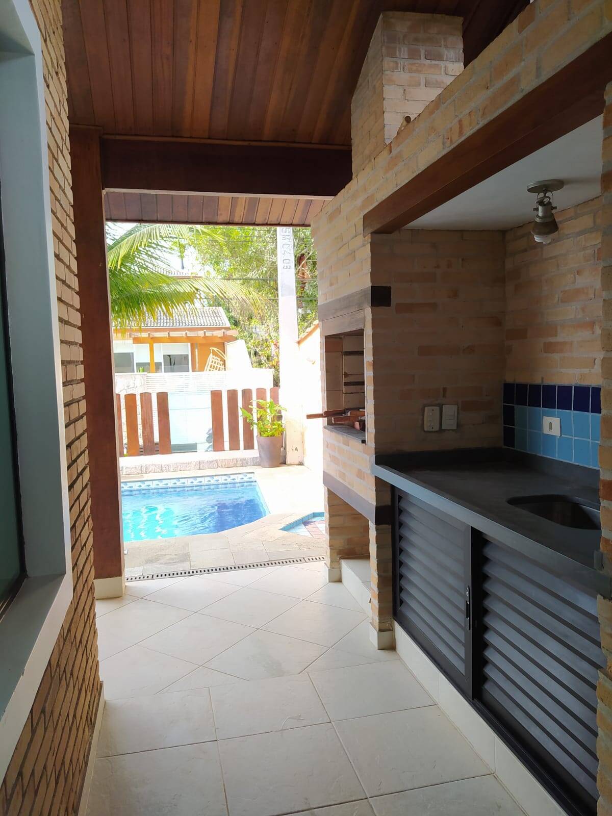 Condomínio no Lázaro. Casa com piscina.