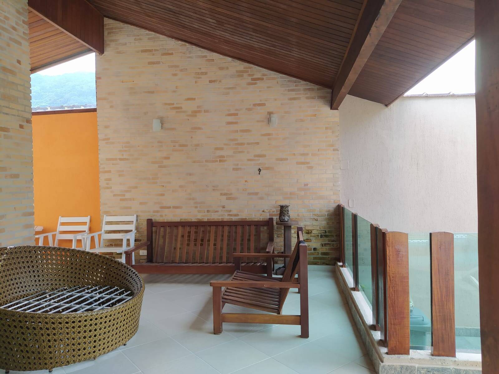 Condomínio no Lázaro. Casa com piscina.