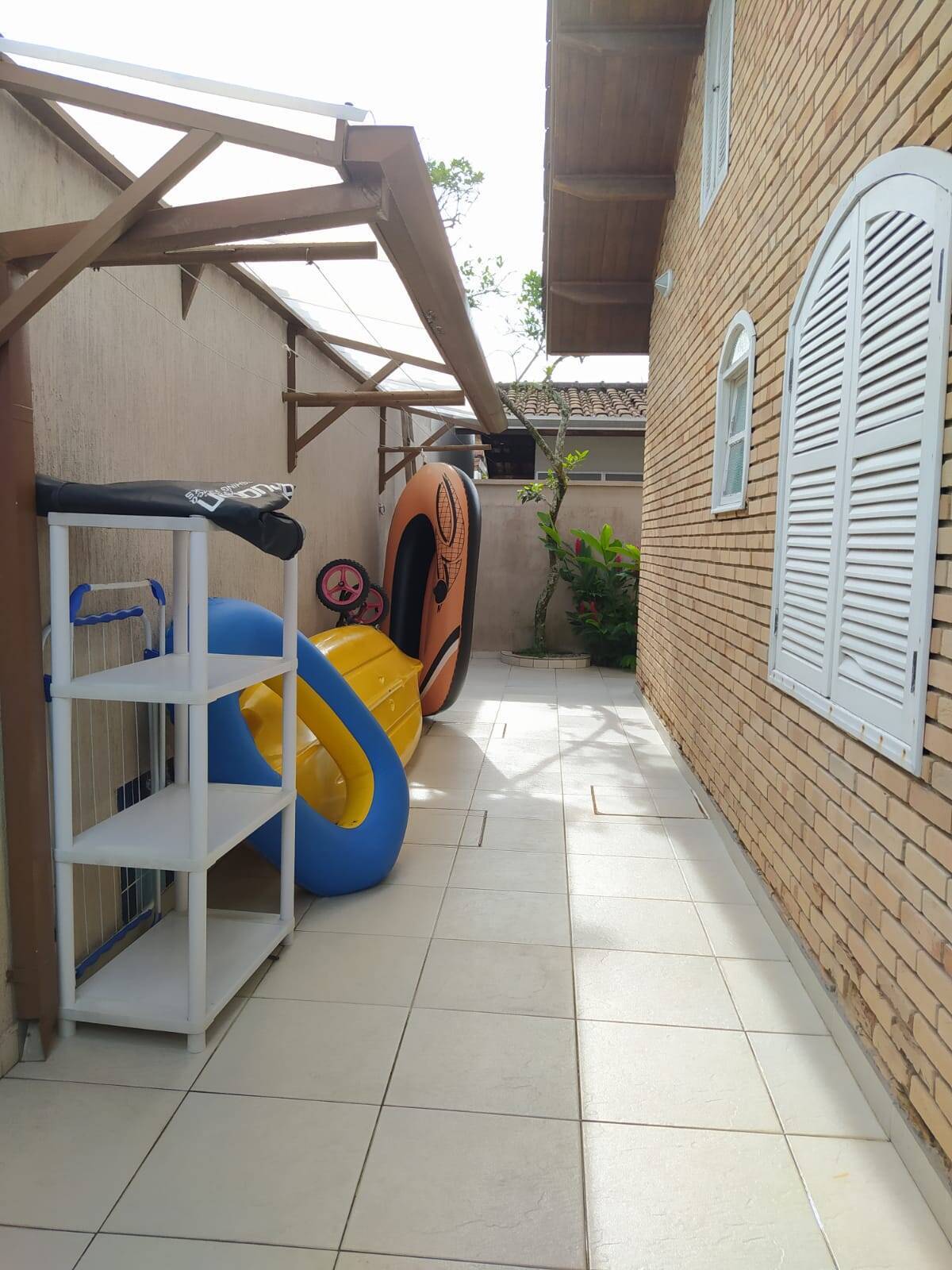 Condomínio no Lázaro. Casa com piscina.