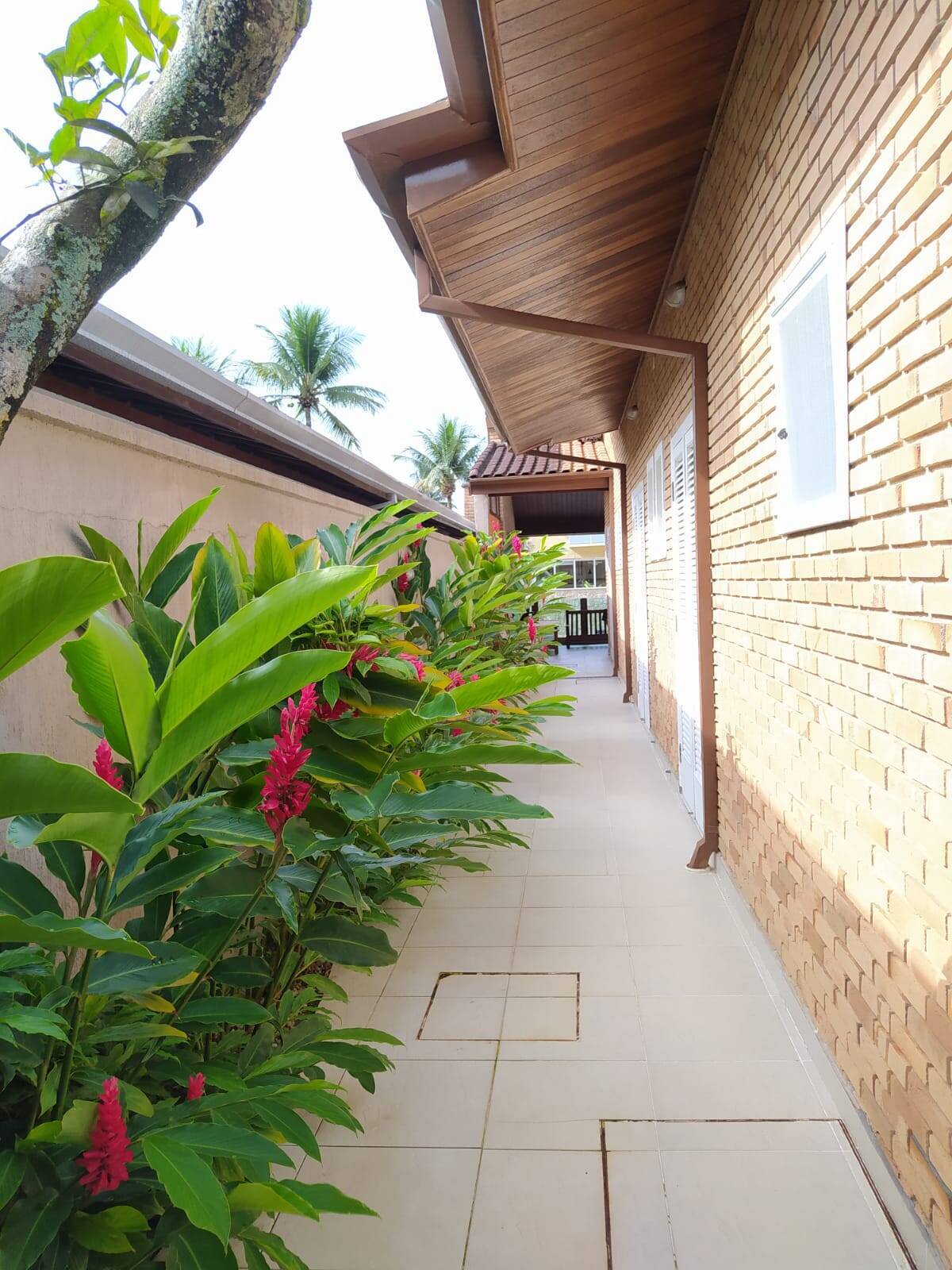 Condomínio no Lázaro. Casa com piscina.