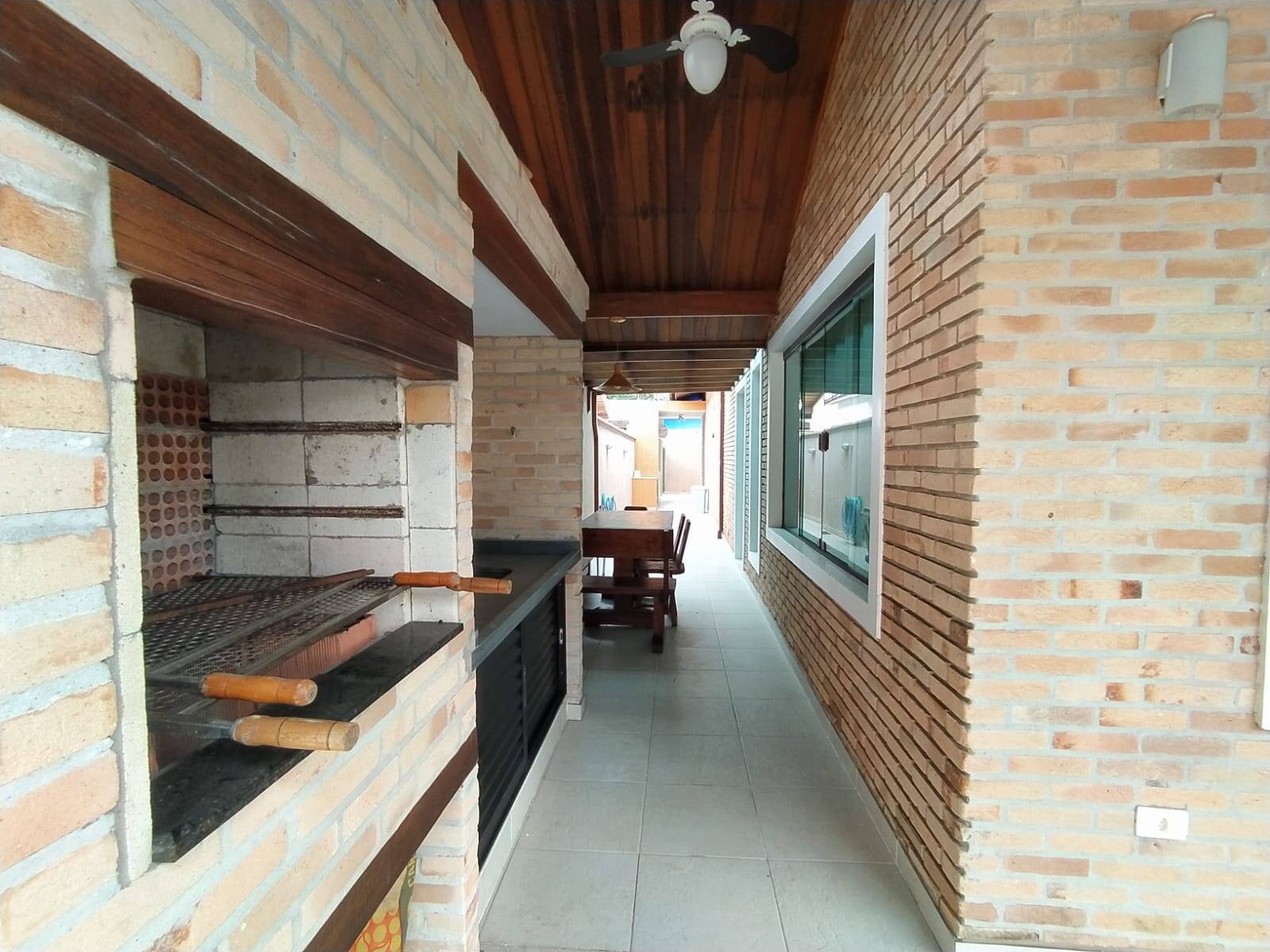 Condomínio no Lázaro. Casa com piscina.