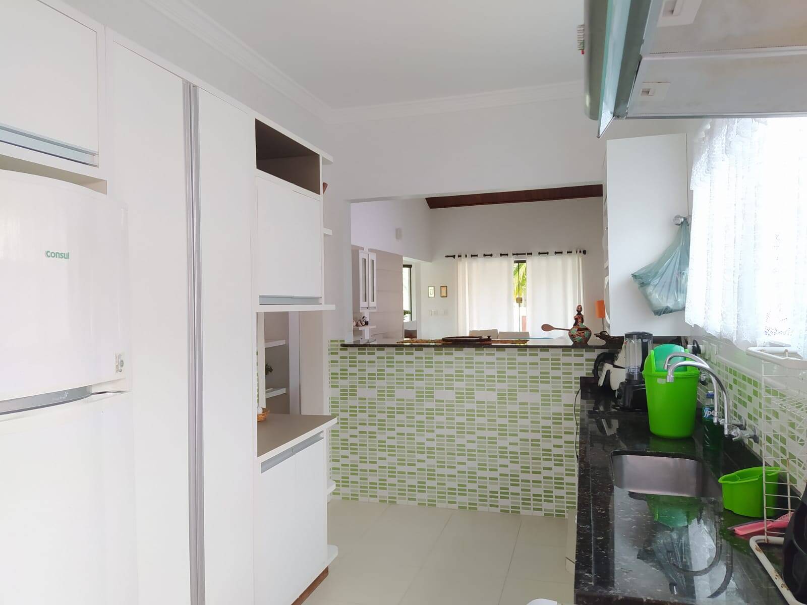 Condomínio no Lázaro. Casa com piscina.