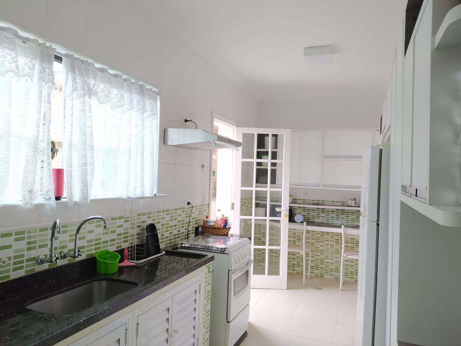 Condomínio no Lázaro. Casa com piscina.