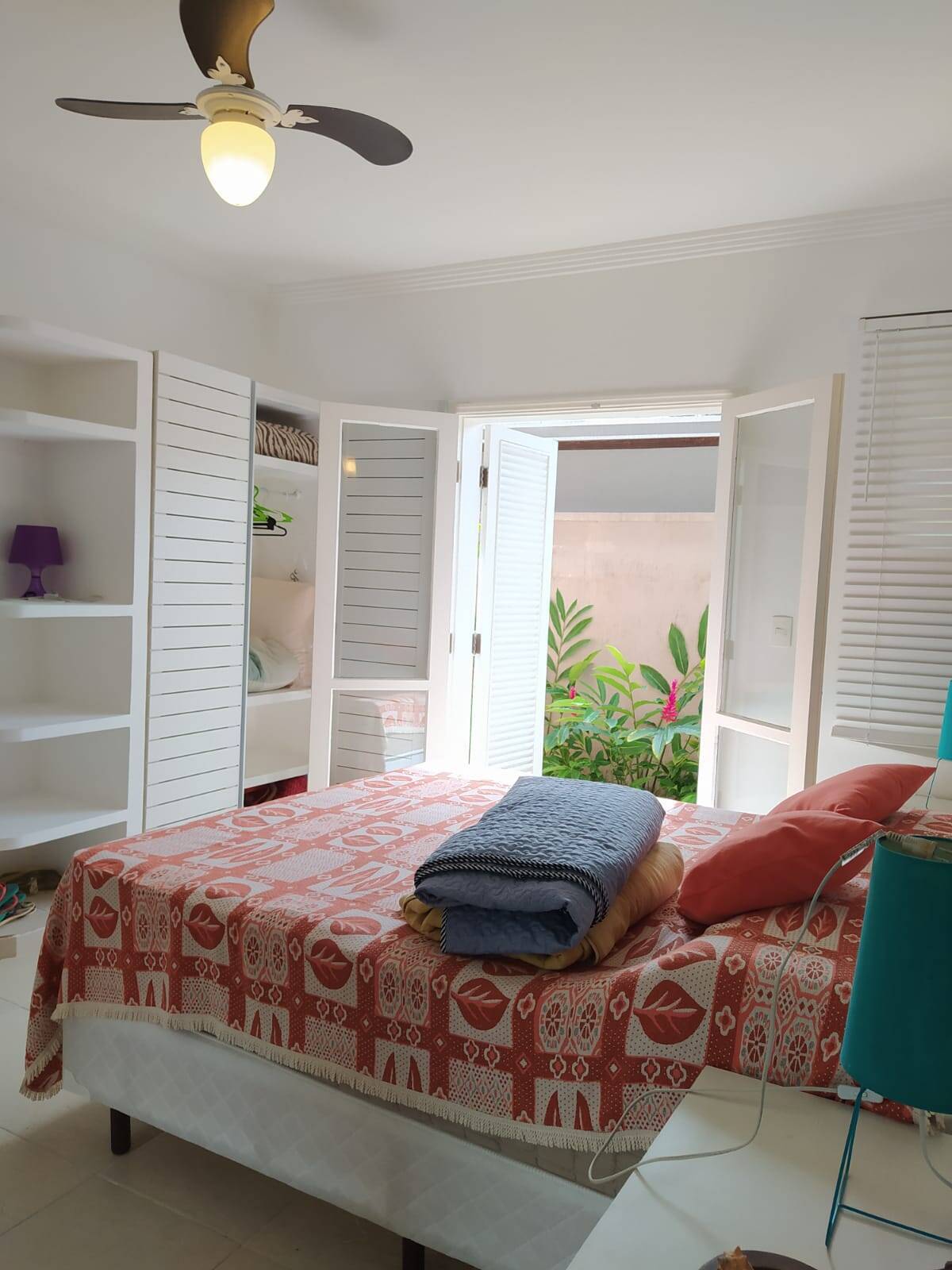 Condomínio no Lázaro. Casa com piscina.