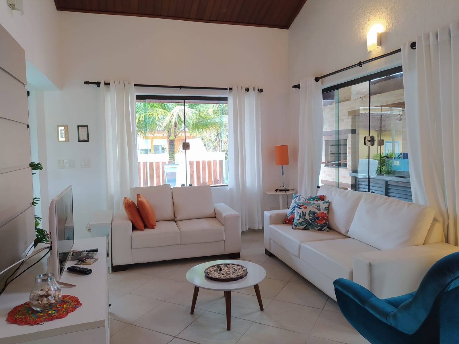 Condomínio no Lázaro. Casa com piscina.