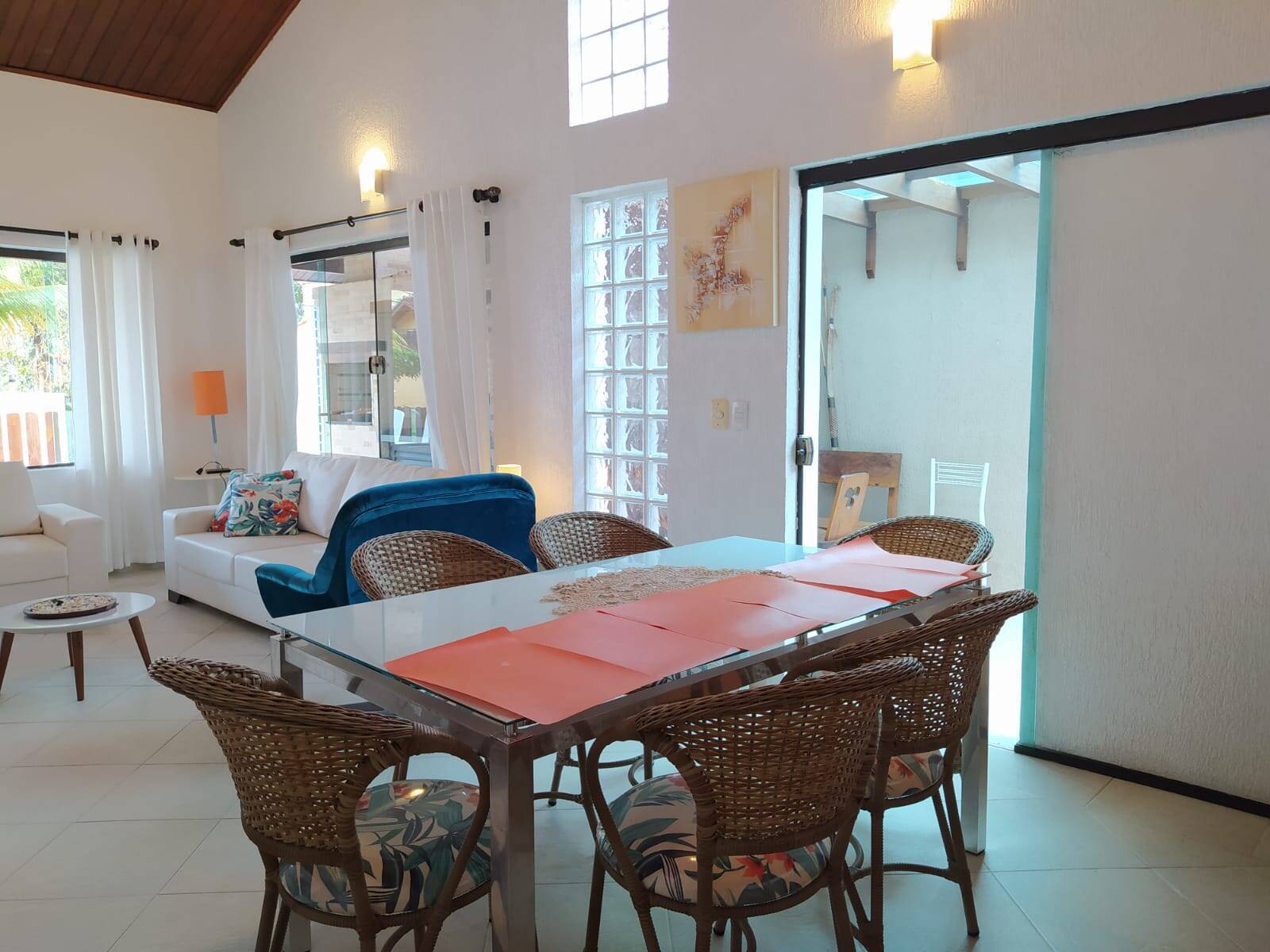 Condomínio no Lázaro. Casa com piscina.