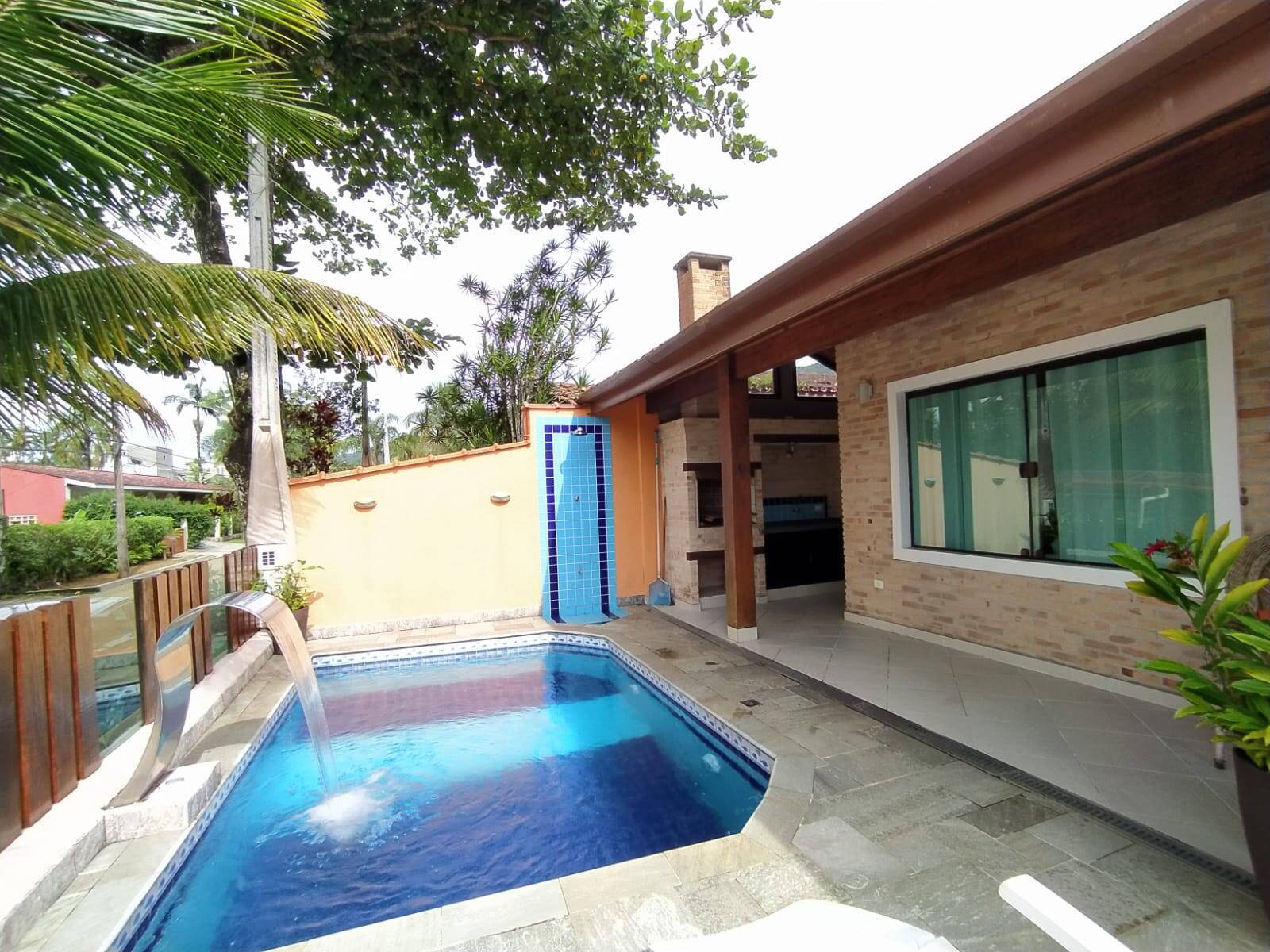 Condomínio no Lázaro. Casa com piscina.