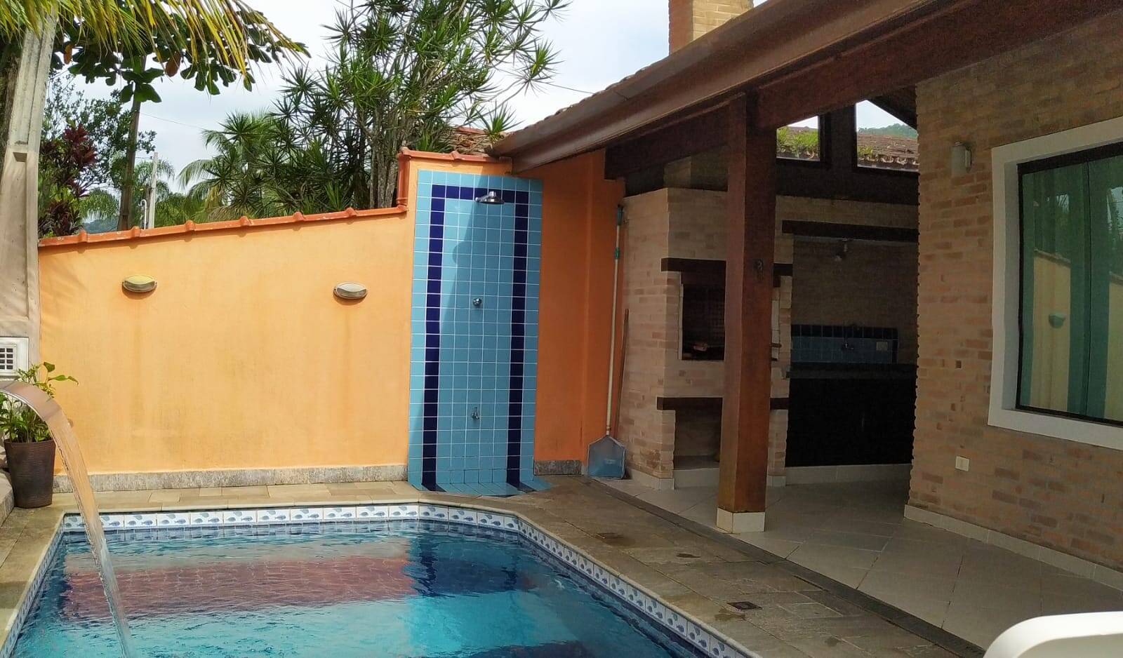 Condomínio no Lázaro. Casa com piscina.