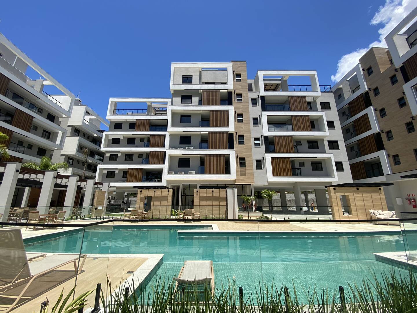 Enseada Resort Condominio ARUNA. Na beira da praia, Chaves na mão