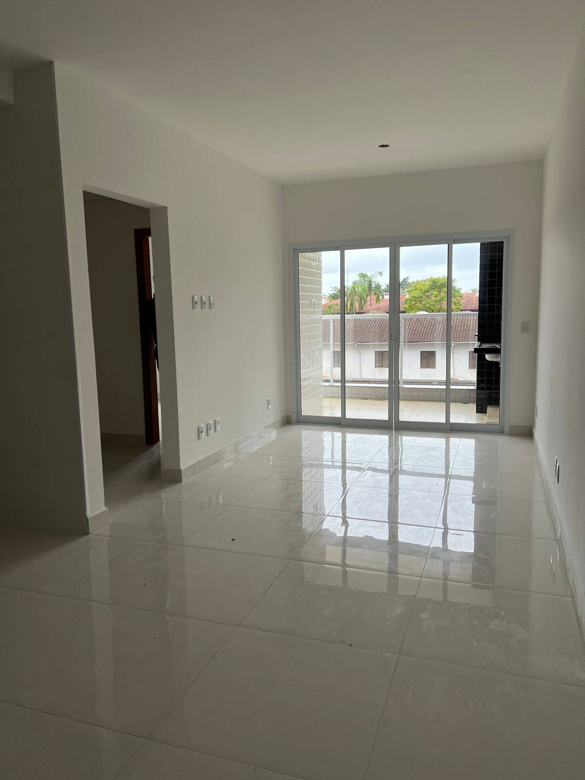 Apartamento Novo 2 dorm 1 Suíte Varanda Gourmet. 300mts praia das Toninhas
